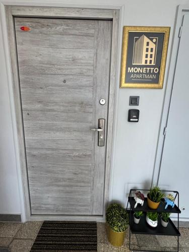 a door with a sign that reads moriciariusarius at Monetto Apartman in Csongrád