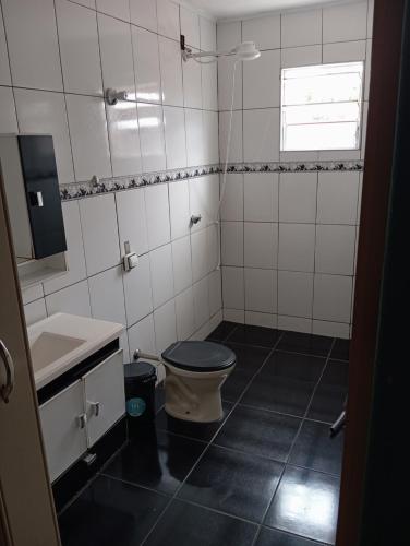 a bathroom with a toilet and a sink at Casa de Fundo da Martinha in Campinas