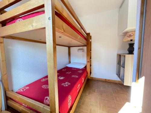 une chambre avec deux lits superposés dans une pièce dans l'établissement Appartement 2 chambres au pied des pistes avec piscine intérieure - FR-1-505-226, à Flumet