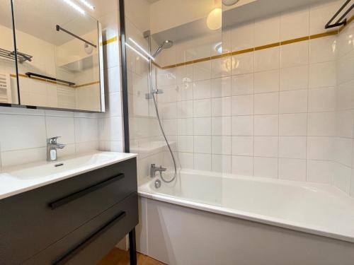 une salle de bain avec une baignoire, un lavabo et une douche dans l'établissement Appartement 2 chambres au pied des pistes avec piscine intérieure - FR-1-505-226, à Flumet