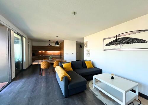 un salon avec un canapé et une table dans l'établissement Appartement Vue Canal, à Strasbourg