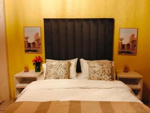 En eller flere senge i et værelse på Aneiwa airport lodge