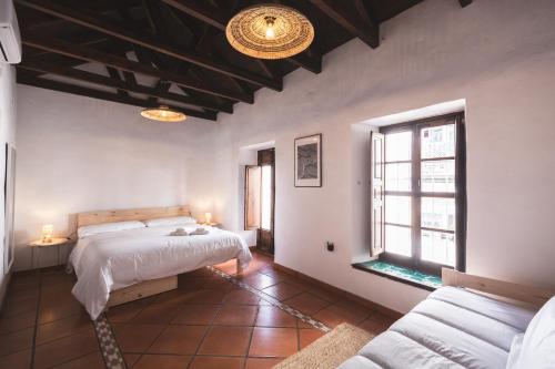 a bedroom with a bed and a couch at Casa Arroyo de San Andrés in Córdoba
