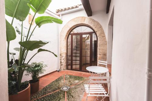 a balcony with a table and some plants at Casa Arroyo de San Andrés in Córdoba