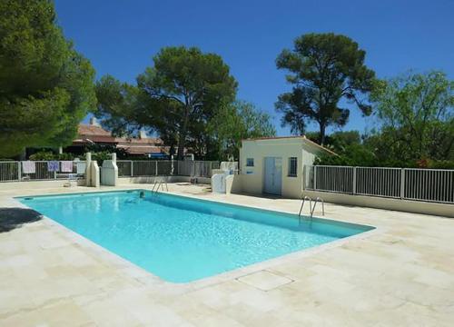 une grande piscine bleue dans une cour dans l'établissement Studio 24m2 - parking - clim - piscine - plage 50m, à Roquebrune-sur Argens