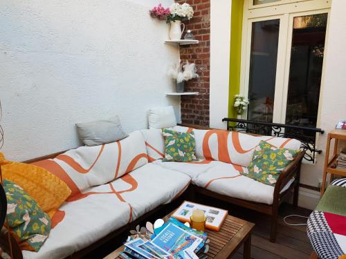 un salon avec un canapé et une table dans l'établissement L'Estivale maison cosy avec véranda et climatisation, à Étretat