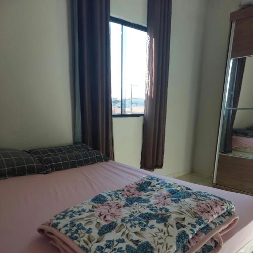 Giường trong phòng chung tại Apartamento no coração de Vitória da Conquista