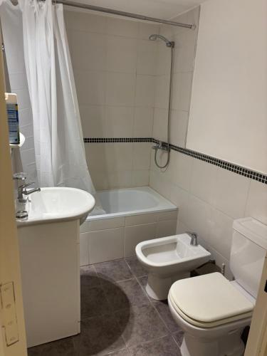 Et badeværelse på Depto Costanera