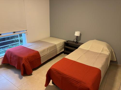 En eller flere senge i et værelse på Depto Costanera