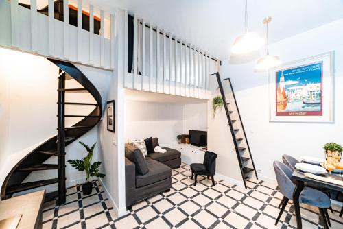 un salon avec un escalier en colimaçon dans un loft dans l'établissement Triplex 50 m2 - Montorgueil & Marais, à Paris