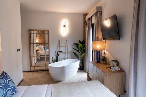 a bathroom with a large tub in a bedroom at Las Amiras Homes Collection in Granada