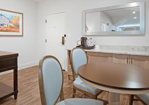 a kitchen and dining room with a table and chairs at The Inn at Chesapeake Bay Beach Club in Stevensville