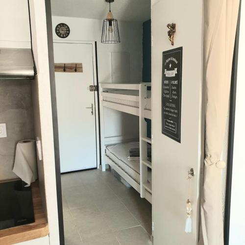 Cette petite chambre comprend des lits superposés et une porte. dans l'établissement studio Bandol, à Bandol