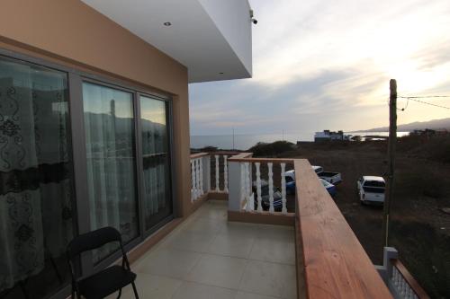 Un balcón con vista a un estacionamiento. en Villa Racine, en Porto Novo