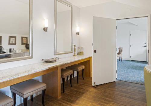 a room with a counter with stools and a mirror at The Inn at Chesapeake Bay Beach Club in Stevensville