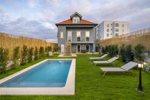 a house with a swimming pool in the yard at Douro Prestige Urban Retreat with shared S-Pool & Gym in Porto
