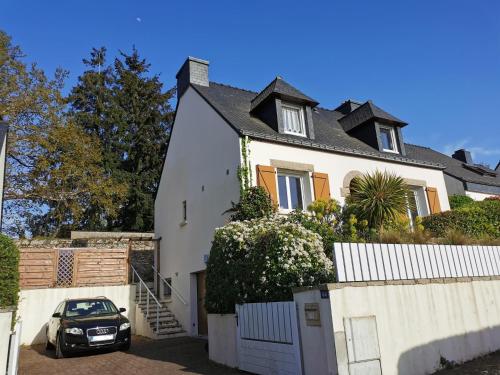 une maison avec une voiture garée devant dans l'établissement Maison à 1 min du port de Vannes, à Vannes