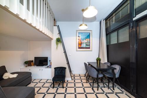 un salon avec une table et un canapé dans l'établissement Triplex 50 m2 - Montorgueil & Marais, à Paris