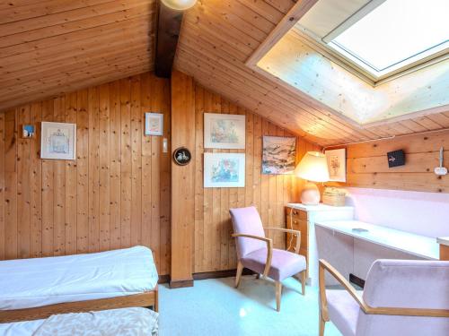 une chambre avec un lit et un bureau dans une pièce dans l'établissement Duplex confortable pour 9 pers à 500m du centre de Morzine, proche des pistes, avec balcon et parking - FR-1-754-63, à Morzine