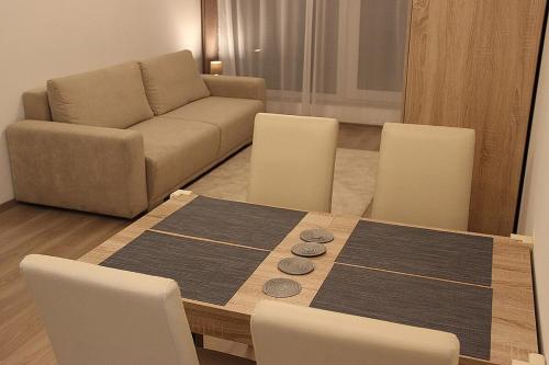 Quiet flat near Downtown, with FREE garage