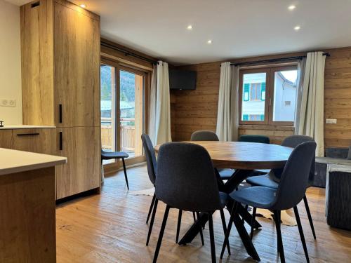 une cuisine et une salle à manger avec une table et des chaises dans l'établissement Appartement cosy 3 pièces, pied des pistes, parking, Pralognan - FR-1-464-242, à Pralognan-la-Vanoise