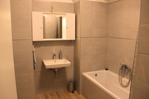 Kupatilo u objektu Quiet flat near Downtown, with FREE garage