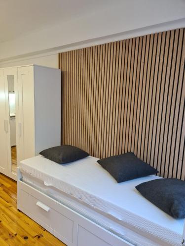 Katil atau katil-katil dalam bilik di Studio cosy avec clim et jardin