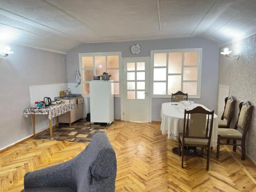 Köök või kööginurk majutusasutuses Chkalovka Guest House With Sevan View