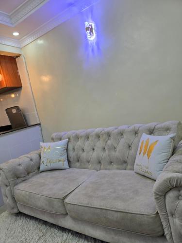 ein Wohnzimmer mit einer Couch in einem Zimmer in der Unterkunft Haven Homes in Ruiru