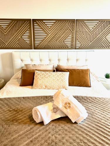 a bed with a towel on top of it at 3 chambres Centre Fontainebleau Château INSEAD - Royal Deluxe in Fontainebleau