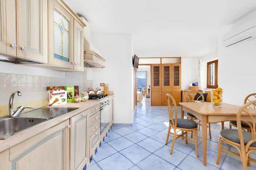 Η κουζίνα ή μικρή κουζίνα στο Amasdomi Apartments - Ravello