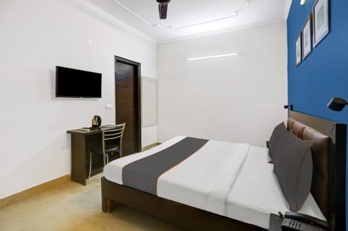 TV a/nebo společenská místnost v ubytování Super Collection O Agniv Residency Near Saket Metro