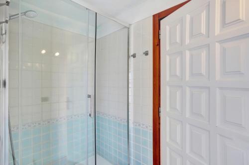 Łazienka z prysznicem i szklanymi drzwiami w obiekcie Apartment Private Heated Pool w mieście El Draguito
