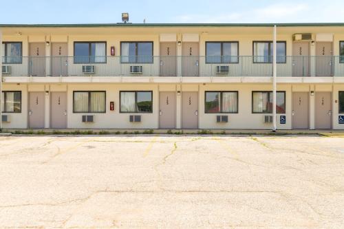 an empty parking lot in front of a building at OYO Hotel South Bend - Campus in South Bend