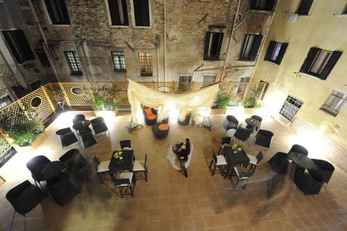 einen Blick über ein Zimmer mit Tischen und Stühlen in der Unterkunft Hotel Le Isole in Venedig