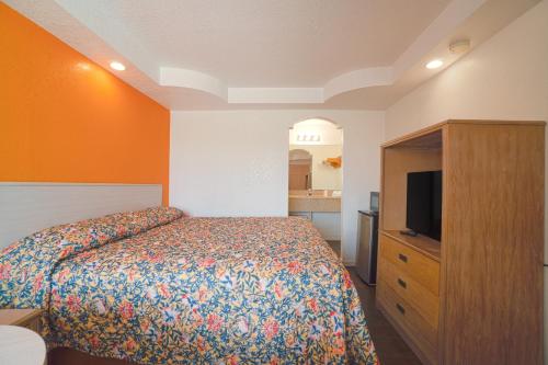 Postel nebo postele na pokoji v ubytování Budget Inn By OYO Corpus Christi Beach