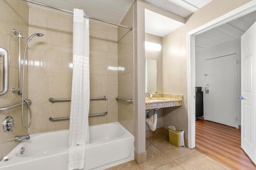 a bathroom with a tub and a shower and a sink at Motel 6-Decatur, GA in Decatur