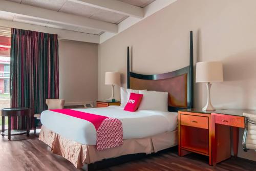 a hotel room with a large bed and a desk at OYO Hotel Alice TX Hwy 281 West in Alice