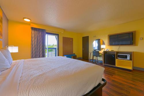 Cama o camas de una habitación en Coastal Inn by OYO Lincoln City - Oregon Coast Hwy