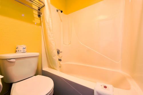 Un baño de Coastal Inn by OYO Lincoln City - Oregon Coast Hwy