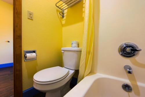 Un baño de Coastal Inn by OYO Lincoln City - Oregon Coast Hwy