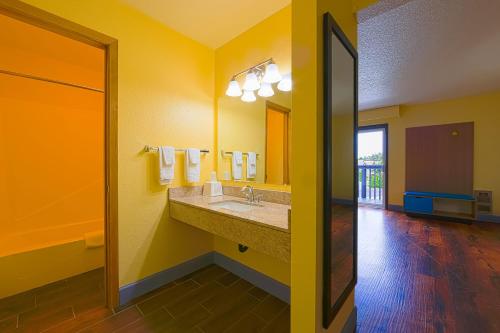 Un baño de Coastal Inn by OYO Lincoln City - Oregon Coast Hwy
