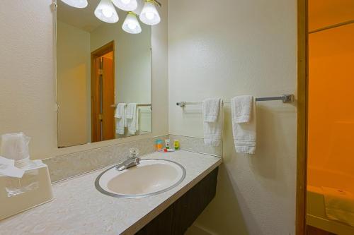 Un baño de Coastal Inn by OYO Lincoln City - Oregon Coast Hwy