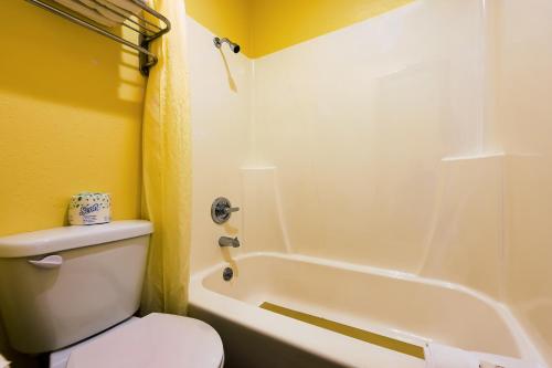 Un baño de Coastal Inn by OYO Lincoln City - Oregon Coast Hwy