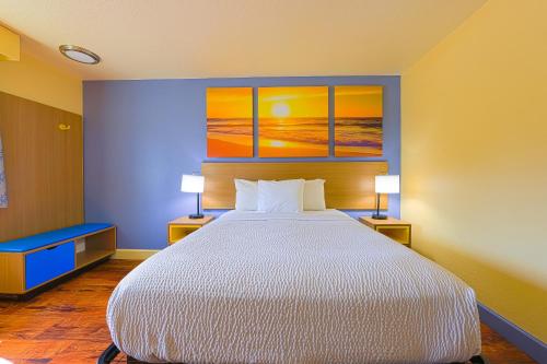 Cama o camas de una habitación en Coastal Inn by OYO Lincoln City - Oregon Coast Hwy