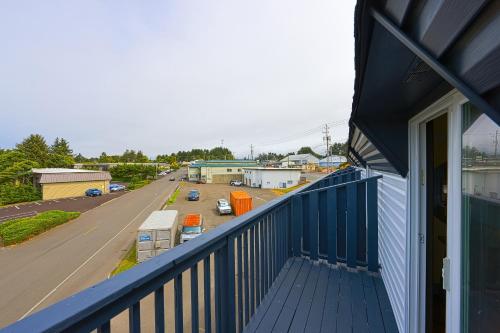 Un balcón o terraza de Coastal Inn by OYO Lincoln City - Oregon Coast Hwy