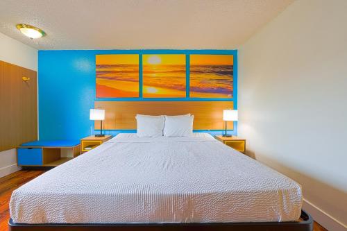 Cama o camas de una habitación en Coastal Inn by OYO Lincoln City - Oregon Coast Hwy