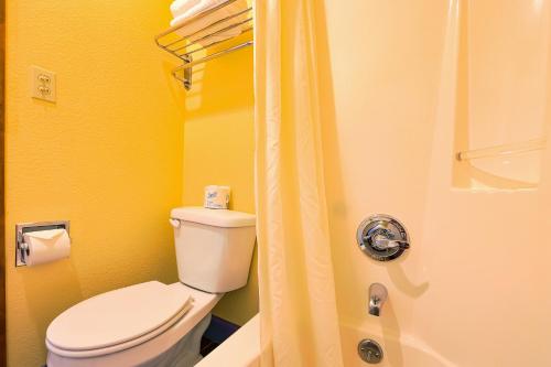Un baño de Coastal Inn by OYO Lincoln City - Oregon Coast Hwy