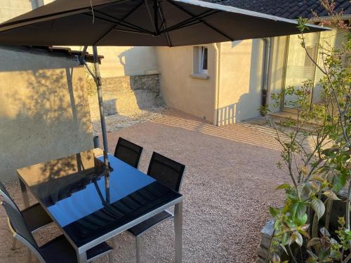Patio nebo venkovní prostory v ubytování Petite maison en pierre au calme avec extérieur