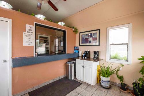 Una cocina o zona de cocina en Oyo Hotel Odessa TX, East Business 20